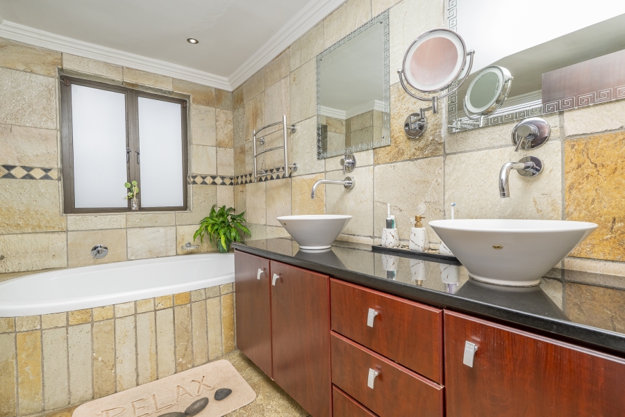 4 Bedroom Property for Sale in Van Riebeeckshof Western Cape